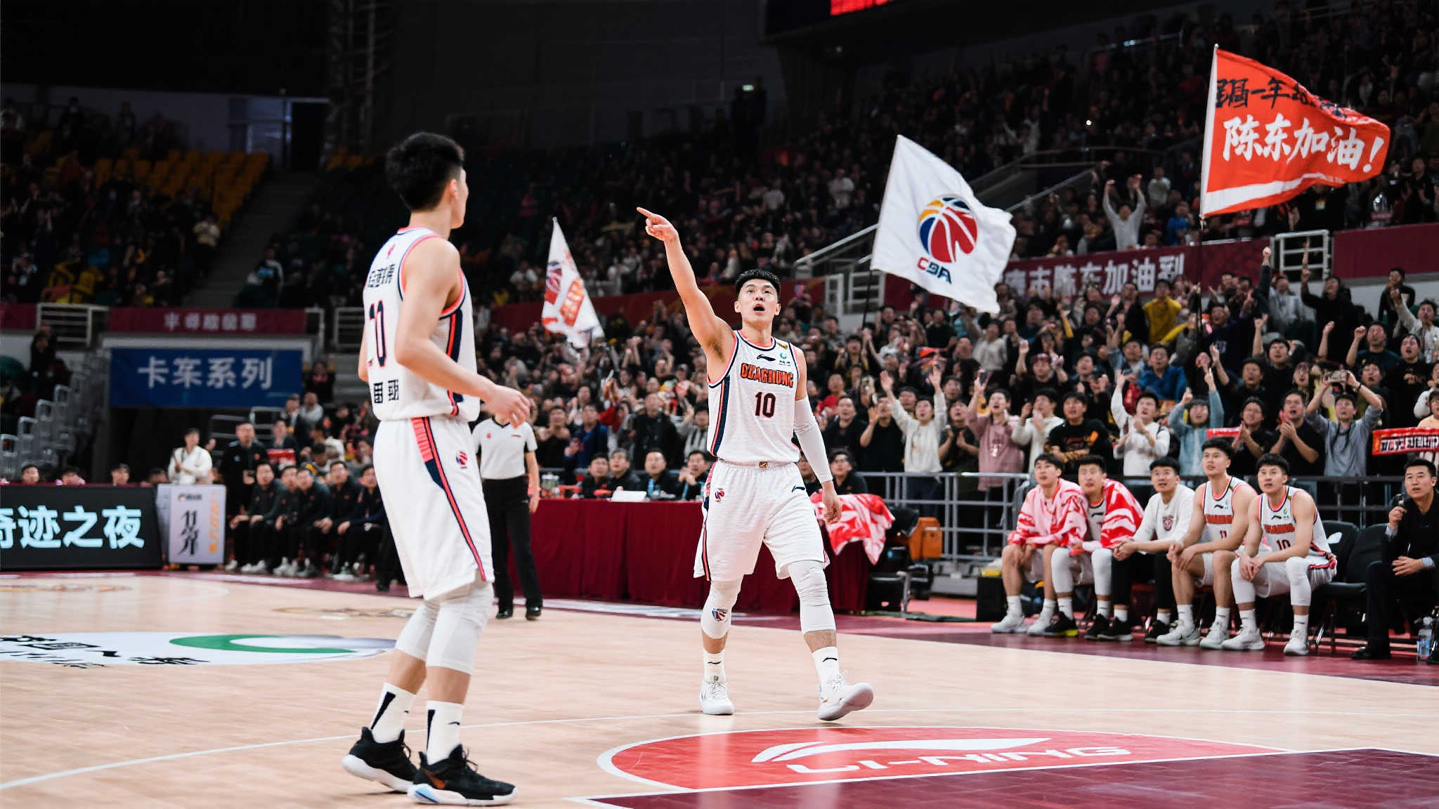 以去年的一场关键比赛为例，陈东所在的队伍一度落后对