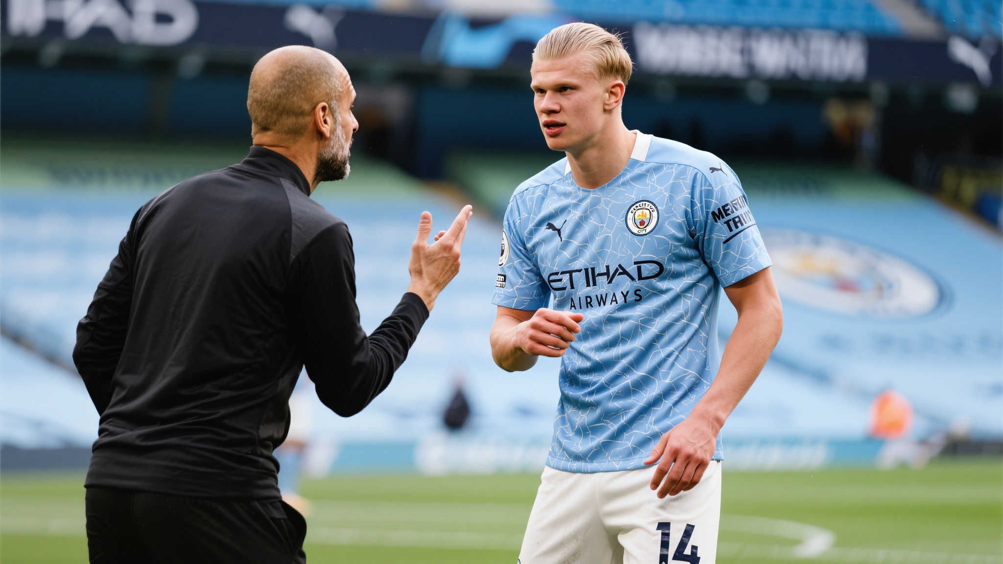 在足球战术的精妙博弈中，一个教练与球员之间微小的沟